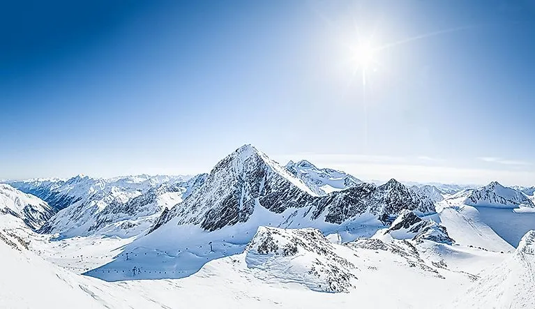 Winterliche Hochgebirgslandschaft mit dem Stubaier Gletscher unter strahlendem Sonnenschein