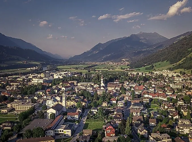 Sommerliche Luftaufnahme von Wattens mit Blick auf das Inntal und die umliegenden Berge in Tirol.