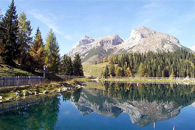 Bergsee mit Spiegelung und Alpenpanorama in Werfenweng im Sommer