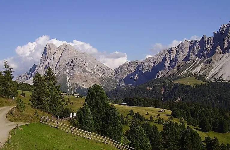 Sommerlandschaft in Brixen mit Blick auf die Dolomiten und grüne Almwiesen.