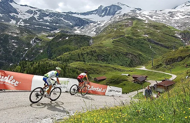 Zwei Mountainbiker beim Sommer-Rennen auf Schotterstraße in Hochfügen im Zillertal