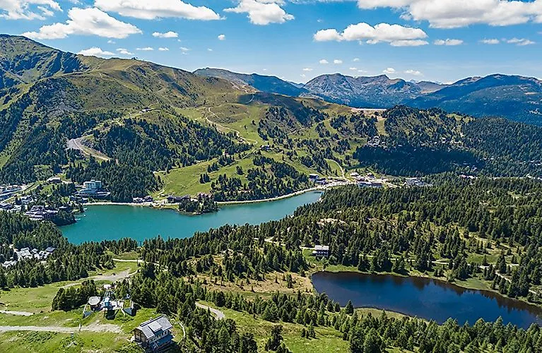 Blick auf Turracher See und Schwarzsee inmitten grüner Berge im Sommer