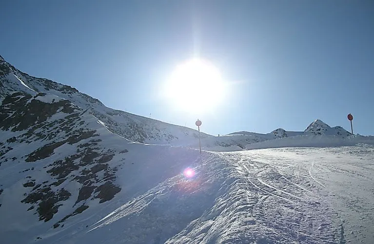 Sonne über Skipiste in den Bergen bei Kappl in Tirol