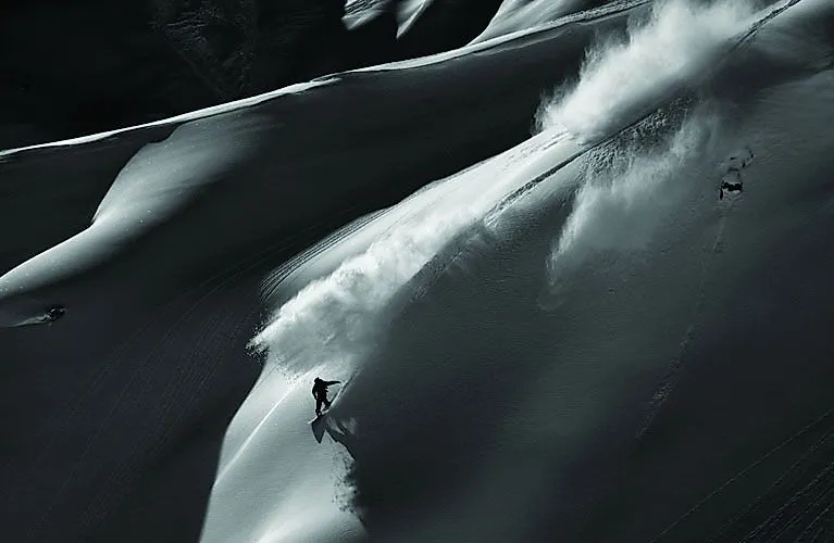 Freerider im Pulverschnee in den Tiefschneehängen von Zürs am Arlberg